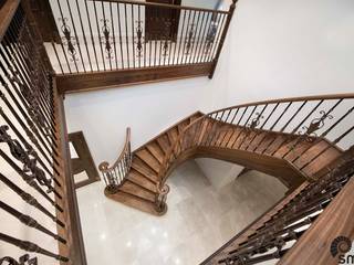 Iver Smet UK - Staircases Corredores, halls e escadas clássicos American Walnut,Wrought Iron,Curved,Design,Staircase,Bespoke