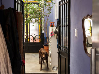 Galpón Lola, Pop Arq Pop Arq Industrial style corridor, hallway and stairs Iron/Steel Purple/Violet