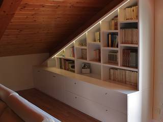 Libreria sottotetto, Universo Legno Universo Legno Moderne Arbeitszimmer Holz Weiß Schränke und Regale