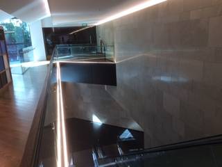 NEGOZIO DIOR-PRADA AUCKLAND , AVOLA STONEDESIGN SRL AVOLA STONEDESIGN SRL Modern Corridor, Hallway and Staircase Stone