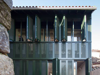 Casa das Gelosias, Marta Campos - Arquitectura, Reabilitação e Eficiência Energética Marta Campos - Arquitectura, Reabilitação e Eficiência Energética Nhà phong cách chiết trung