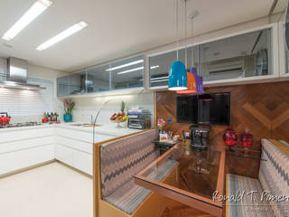 Apto moderno com personalidade, Priscila Koch Arquitetura + Interiores Priscila Koch Arquitetura + Interiores Modern kitchen
