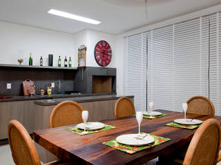 Casa de praia, Priscila Koch Arquitetura + Interiores Priscila Koch Arquitetura + Interiores Rustic style dining room