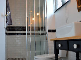 Une salle de bain au style rétro-chic / industriel, Laura Benitta Architecture d'intérieur et création de jardins Laura Benitta Architecture d'intérieur et création de jardins Industrial style bathroom