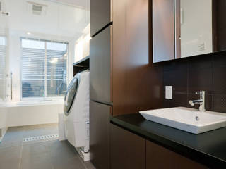 ホテルのようなお洒落でラグジュアリーな洗面所-1, i.u.建築企画 i.u.建築企画 Modern style bathrooms Glass