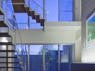 弥右衛門のコートハウス, 有限会社 橋本設計室 有限会社 橋本設計室 Modern corridor, hallway & stairs
