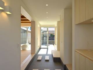 通り土間のあるSimple Box House, 有限会社 橋本設計室 有限会社 橋本設計室 Koridor & Tangga Modern