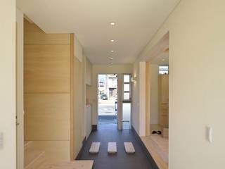 通り土間のあるSimple Box House, 有限会社 橋本設計室 有限会社 橋本設計室 Pasillos, vestíbulos y escaleras modernos