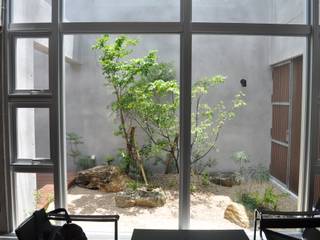 那覇市Ｔ邸の壺庭, 艸木/SOUMOKU 艸木/SOUMOKU Ausgefallener Garten Holz Transparent