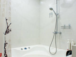 Лаконичность в цвете, Студия интерьера "SENSE" Студия интерьера 'SENSE' Eclectic style bathroom White