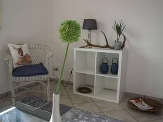 Die Verwandlung einer Arztpraxis in eine Ferienwohnung!, Raumpraesenz-Homestaging Raumpraesenz-Homestaging Moderne Wohnzimmer