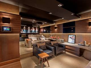 HOME CINEMA 2015, CM 2 CASARIN MONTEIRO ARQUITETURA & INTERIORES CM 2 CASARIN MONTEIRO ARQUITETURA & INTERIORES Modern Media Room Engineered Wood Transparent