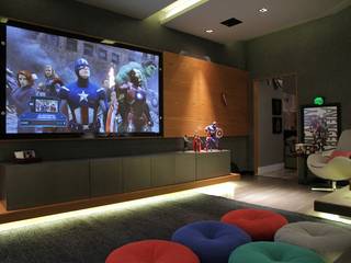 HOME THEATER TEMÁTICO AVENGERS 2015, CM 2 CASARIN MONTEIRO ARQUITETURA & INTERIORES CM 2 CASARIN MONTEIRO ARQUITETURA & INTERIORES 視聽室 MDF