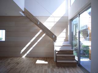 バルコニーへひろがる家, ライフビスタ一級建築士事務所 ライフビスタ一級建築士事務所 Scandinavian style corridor, hallway& stairs