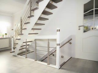 Gerade Treppe aus Eschenholz, STREGER Massivholztreppen GmbH STREGER Massivholztreppen GmbH Corridor, hallway & stairs Stairs