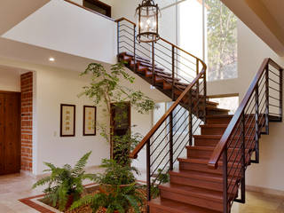 escalera Excelencia en Diseño Pasillos, vestíbulos y escaleras de estilo colonial Hierro/Acero Acabado en madera