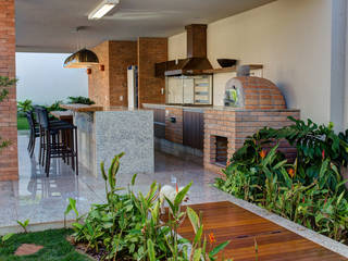 CASA DAS PRIMAVERAS, BRAVIM ◘ RICCI ARQUITETURA BRAVIM ◘ RICCI ARQUITETURA Moderner Balkon, Veranda & Terrasse