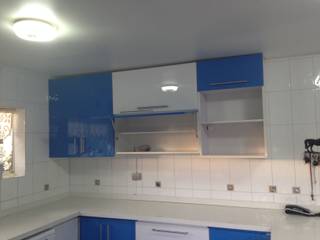 Cocina color (azul, blanco brillante), N.Muebles Diseños Limitada N.Muebles Diseños Limitada Кухня ДСП