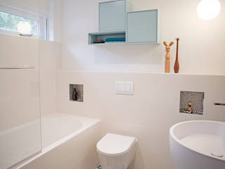 Badkamer in blauwe tinten. Bathroom, IJzersterk interieurontwerp IJzersterk interieurontwerp モダンスタイルの お風呂