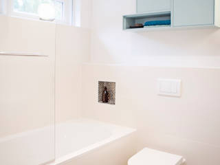 Badkamer in blauwe tinten. Bathroom, IJzersterk interieurontwerp IJzersterk interieurontwerp モダンスタイルの お風呂