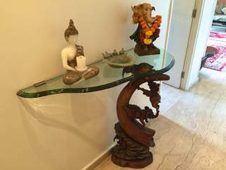 Residence in Goregaon, Design Kkarma (India) Design Kkarma (India) Eclectic style corridor, hallway & stairs Wood,Art,Sculpture,Flooring,Metal,Visual arts,Hardwood,Ceramic,Plaster,Anthropology