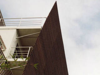 Brise soleil a Riccione, Albero maestro Srl Albero maestro Srl Balcones y terrazas de estilo moderno Madera Acabado en madera