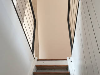 maisonette ELK, BPLUSARCHITEKTUR BPLUSARCHITEKTUR Modern corridor, hallway & stairs