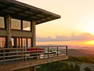 Casa da Serra, Duo Arquitetura Duo Arquitetura Country style balcony, veranda & terrace Wood Beige