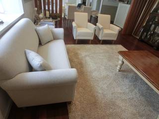 Reupholstered sofas: （株）工房スタンリーズが手掛けた折衷的なです。,オリジナル
