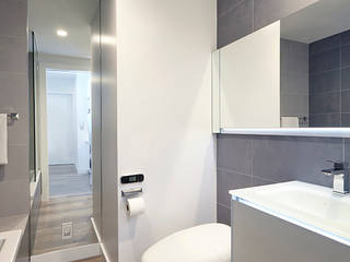 Downtown White on White Apartment, Andrew Mikhael Architect Andrew Mikhael Architect Minimalist style bathroom