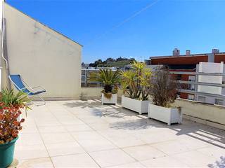 Apartamento T3 Duplex com 2 terraços de cobertura, junto ao castelo de Leiria, Novilei Imobiliária Novilei Imobiliária 地中海デザインの テラス