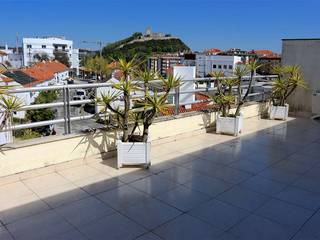 Apartamento T3 Duplex com 2 terraços de cobertura, junto ao castelo de Leiria, Novilei Imobiliária Novilei Imobiliária 地中海デザインの テラス