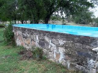 Casa de campo ubicada en barrio semi cerrado en la localidad de Tanti , Liliana almada Propiedades Liliana almada Propiedades Piscinas de estilo rústico