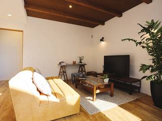 A House 西海岸を思わせるインテリア, 85inc. 85inc. Industrial style living room Wood Wood effect