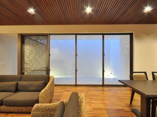 SHIRM-HOUSE in Okinawa, 門一級建築士事務所 門一級建築士事務所 아시아스타일 거실 우드 갈색