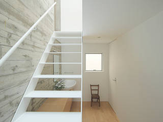 サンドイッチハウス, こぢこぢ一級建築士事務所 こぢこぢ一級建築士事務所 Modern corridor, hallway & stairs