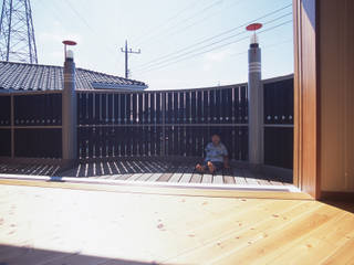 2階リビングの2世帯住宅（千葉県）, （株）独楽蔵 KOMAGURA （株）独楽蔵 KOMAGURA Balcone, Veranda & Terrazza in stile eclettico