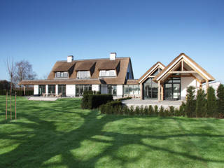 Witte villa met rieten dak, Arend Groenewegen Architect BNA Arend Groenewegen Architect BNA Country style houses White