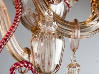 Murano Glass Chandelier - classic rd and amber glass chandelier - MOCENIGO, YourMurano Lighting UK YourMurano Lighting UK クラシックデザインの リビング ガラス