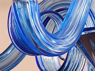 Murano Glass Chandelier - modern clear blue chandelier - CELSI, YourMurano Lighting UK YourMurano Lighting UK モダンスタイルの寝室 ガラス