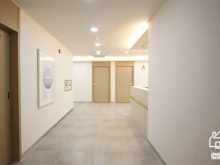 맘편한 산부인과, 디자인팩토리 디자인팩토리 Modern corridor, hallway & stairs