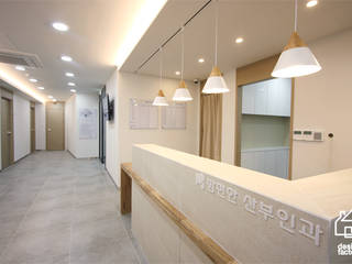 맘편한 산부인과, 디자인팩토리 디자인팩토리 Modern corridor, hallway & stairs