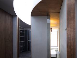 部屋を光の帯がつなぐ家, 藤原・室 建築設計事務所 藤原・室 建築設計事務所 Modern corridor, hallway & stairs