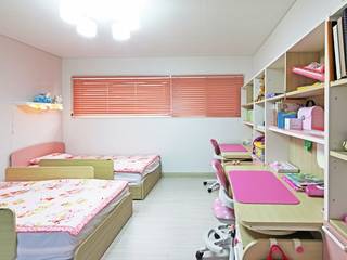 여수 밤바다를 가족 품 안에 (여수 웅천동 주택), 윤성하우징 윤성하우징 Chambre d'enfant moderne