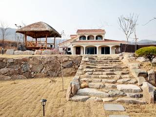 나만의 소중한 스토리가 담겨있는 대저택 (상주 송지리 주택), 윤성하우징 윤성하우징 Rumah Gaya Mediteran