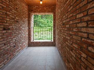 푸른 숲 속, 나만의 미술관 (양평 문호리), 윤성하우징 윤성하우징 Country style balcony, veranda & terrace