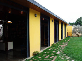 CASA 3-64. VIVIENDA UNIFAMILIAR. Barquisimeto, Venezuela., YUSO YUSO Classic style houses Yellow