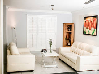 Shutter blanca de tres paneles en sala, Whitewood Shutters Whitewood Shutters Finestre & Porte in stile coloniale