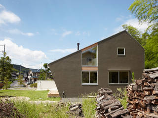 里山に建つ家, toki Architect design office toki Architect design office Modern Houses Wood Grey