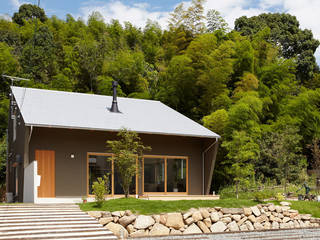 里山に建つ家, toki Architect design office toki Architect design office Moderne Häuser Holz Grau